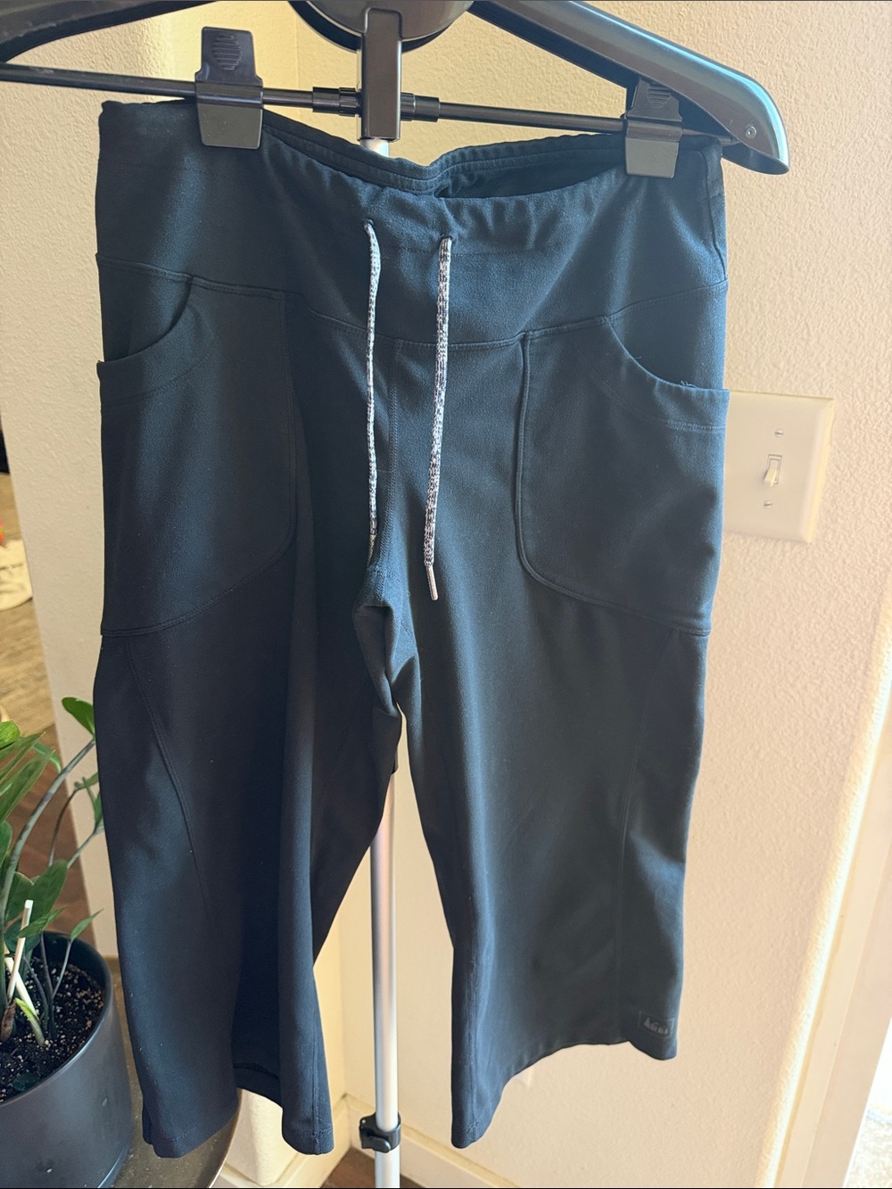 REI Co-op Black Cropped Lounge Pants Women’s Outdoor M Athleisure Gorpcore